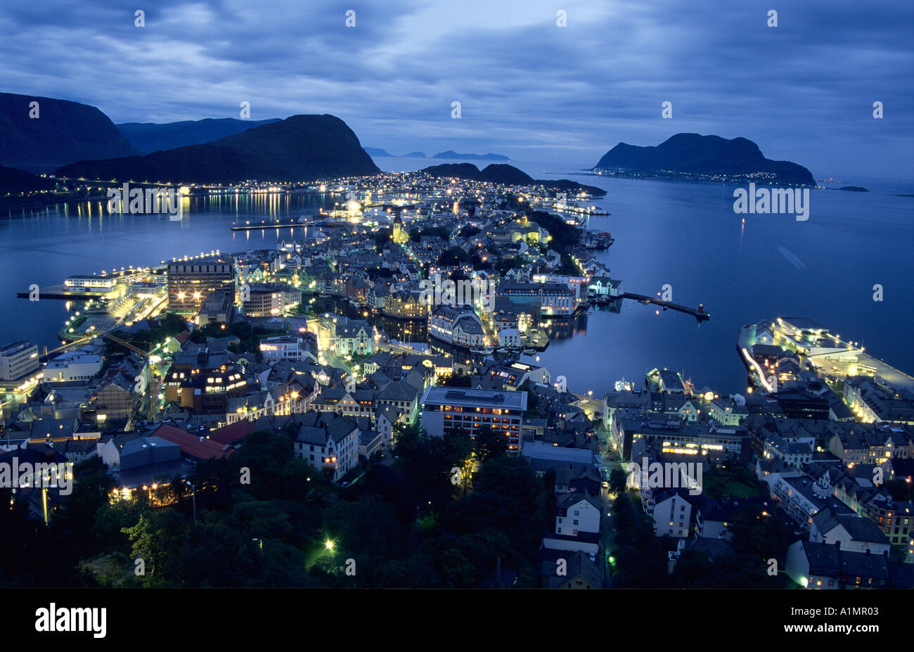 N mehr OG ROMSDAL Alesund bei Nacht gesehen vom Berg Aksla Stockfoto