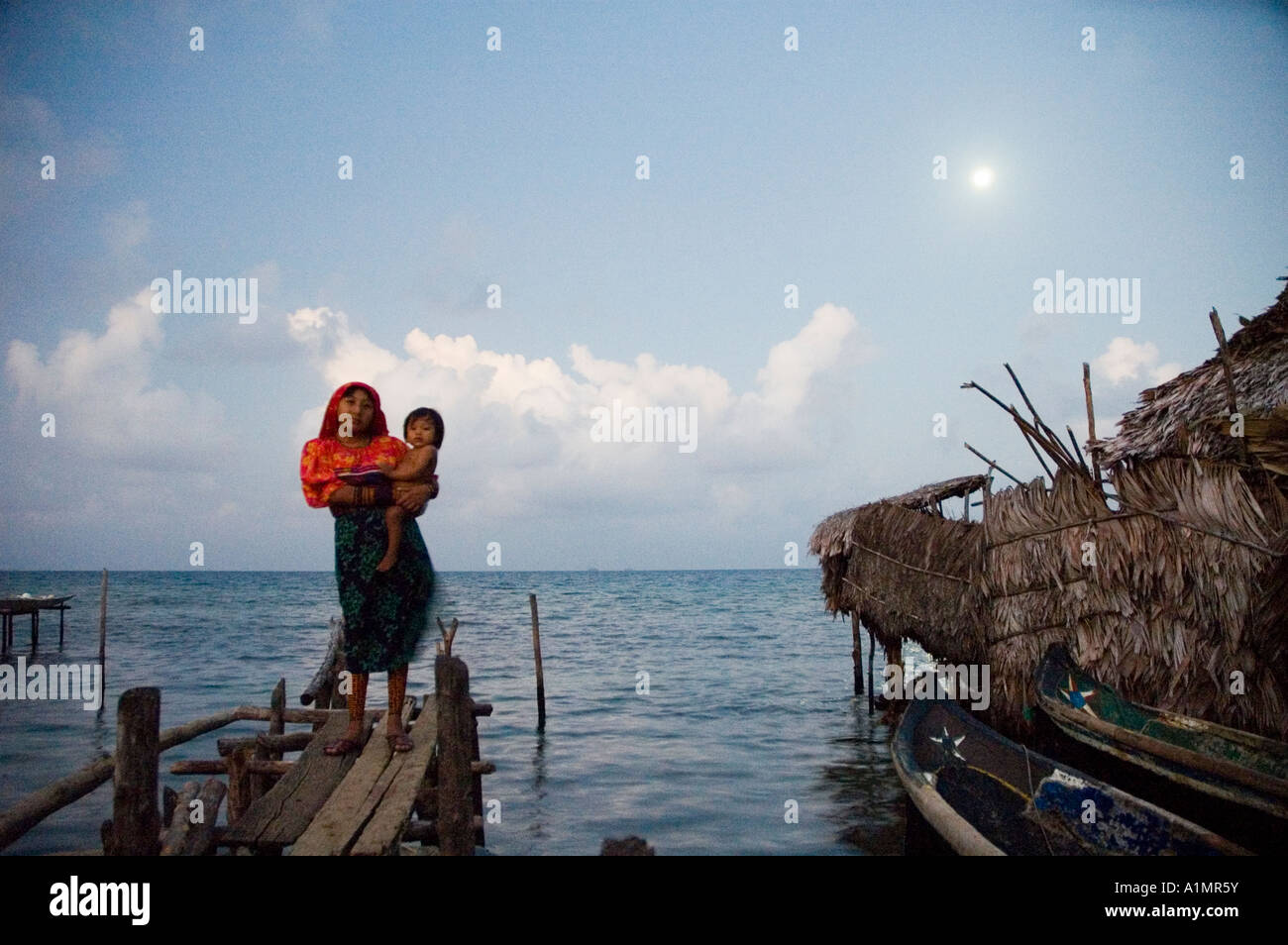 Panama Kuna Indianer Mutter mit Kind Stockfoto