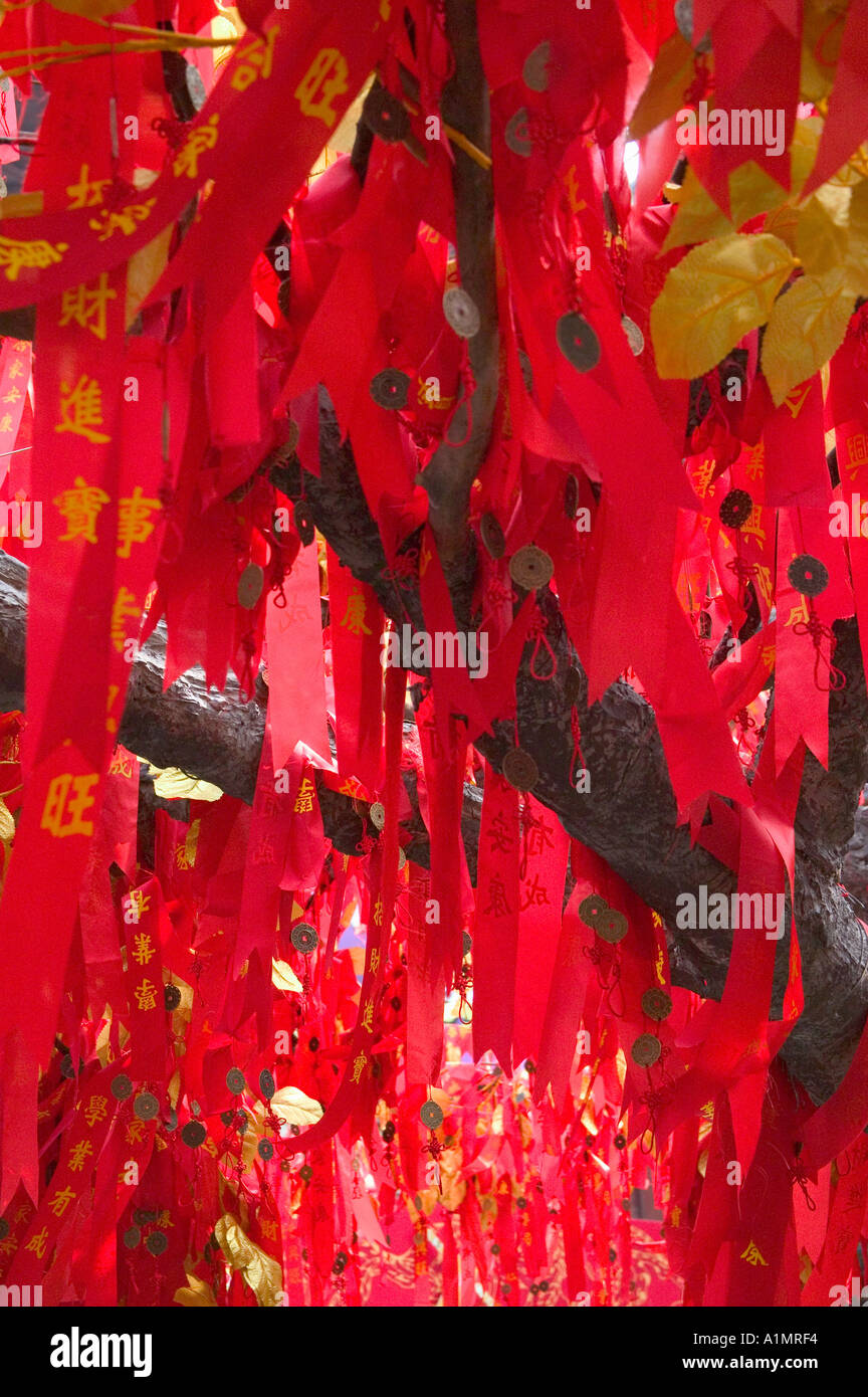 Roten Wunsch Noten hängen von der goldenen glückliche Baum in Shanghai Yuyuan Bazar Stockfoto