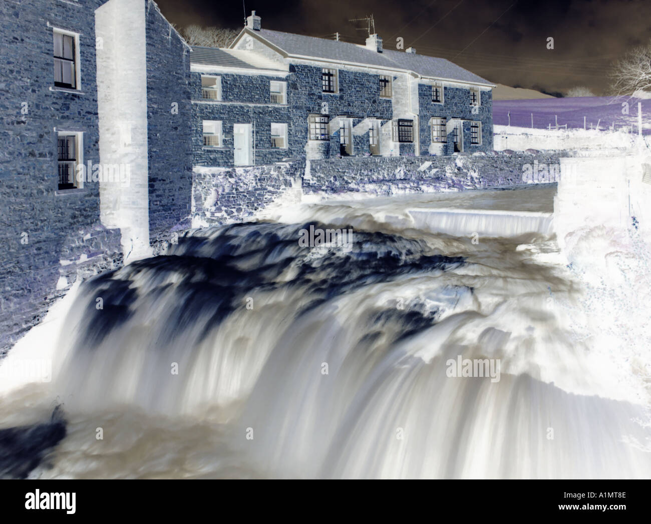 Hawes Stadtzentrum River Ure Wasserfall neben Cottages im Yorkshire Dales National Park Bewegung verschwimmen negative umgekehrte Farben England UK Stockfoto