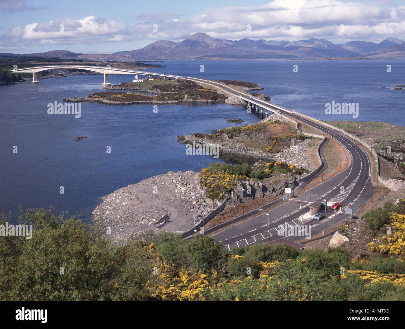 Landschaft Isle of Skye Straße Mautbrücke verbindet Kyleakin (links) & Lochalsh Festland über Loch Alsh schottische Highlands Berglandschaften Schottland, Vereinigtes Königreich Stockfoto