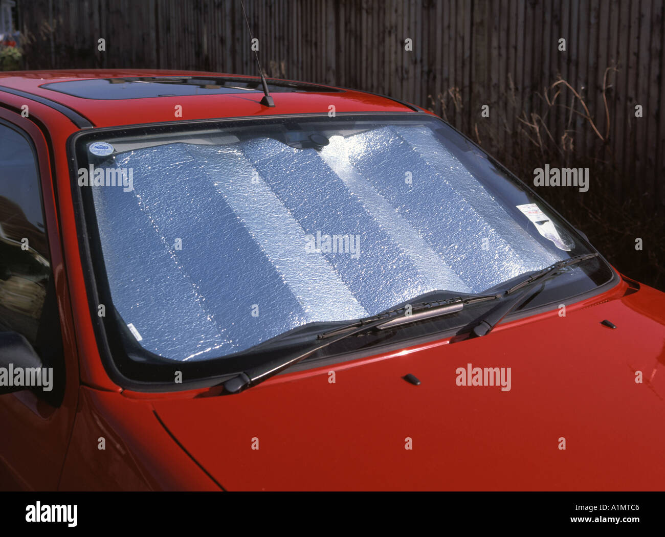 Sonnenschutz Sonne und Hitze-Reflektor im Fenster von einem geparkten Auto  in Chinatown in New York City Stockfotografie - Alamy