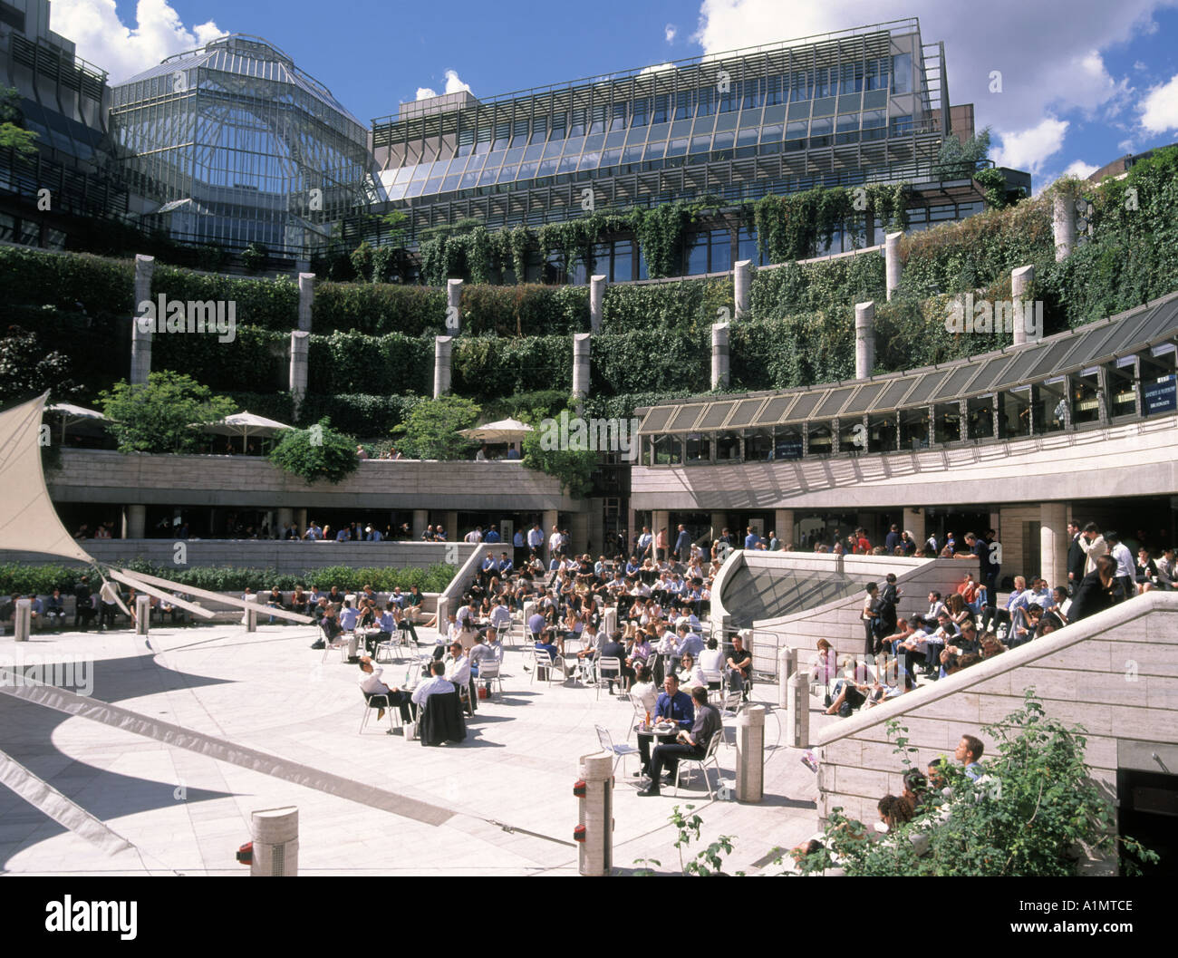 Broadgate Kreis Bürogebäude mit Außenbereich für die Gruppe von Arbeitnehmern zu Entspannen & Mittagspause im Sommer Sunshine City von London England UK genießen Stockfoto