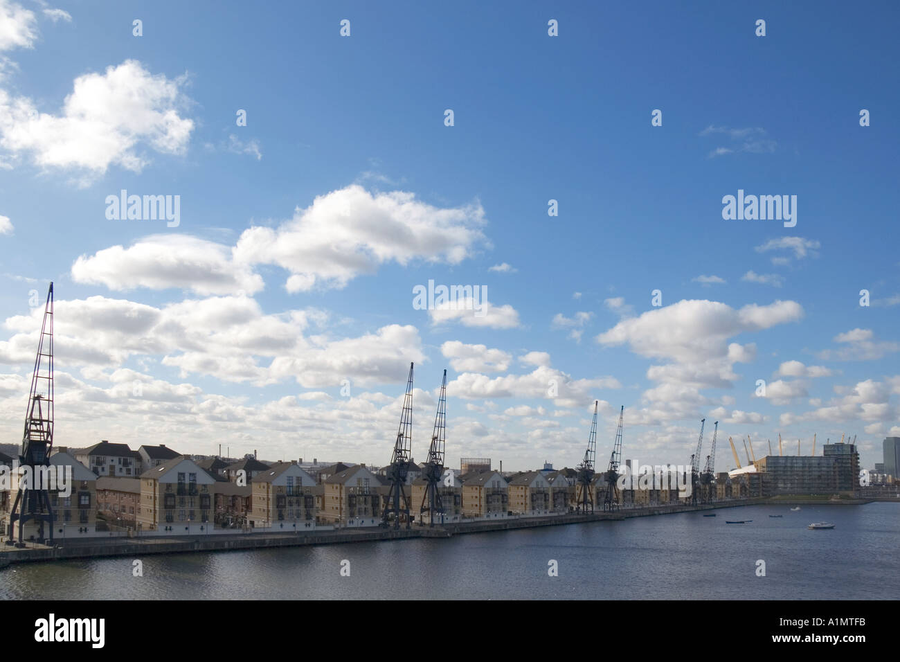 Blick auf die Royal Victoria docks in London UK mit Blick auf die Wolkenkratzer von Canary Wharf Stockfoto