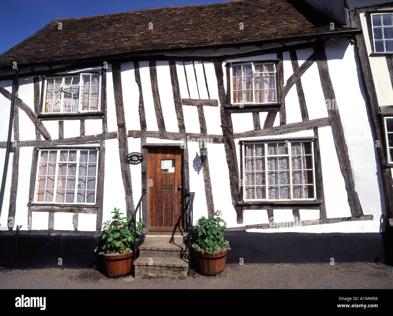 Suffolk East Anglia alte halbe Fachwerkhaus schwarz-weiß Hütte mit Fronttür öffnen direkt auf Pflaster Stockfoto