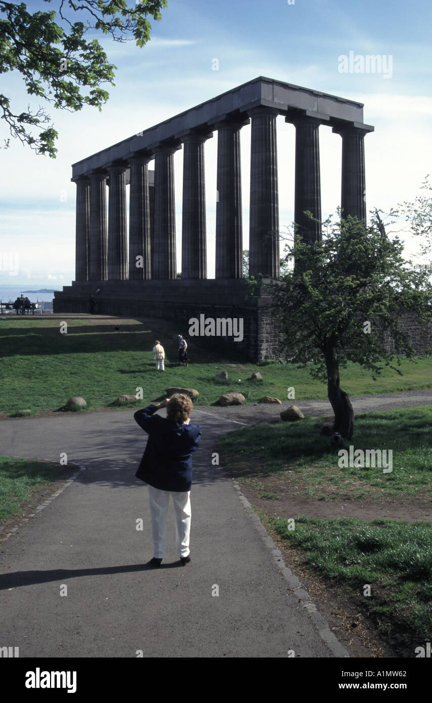 An der Spitze der Carlton Hill in Edinburgh die Spalten der beabsichtigten National Monument unvollständig aufgrund fehlender Mittel Dame unter Foto Schottland Großbritannien Stockfoto