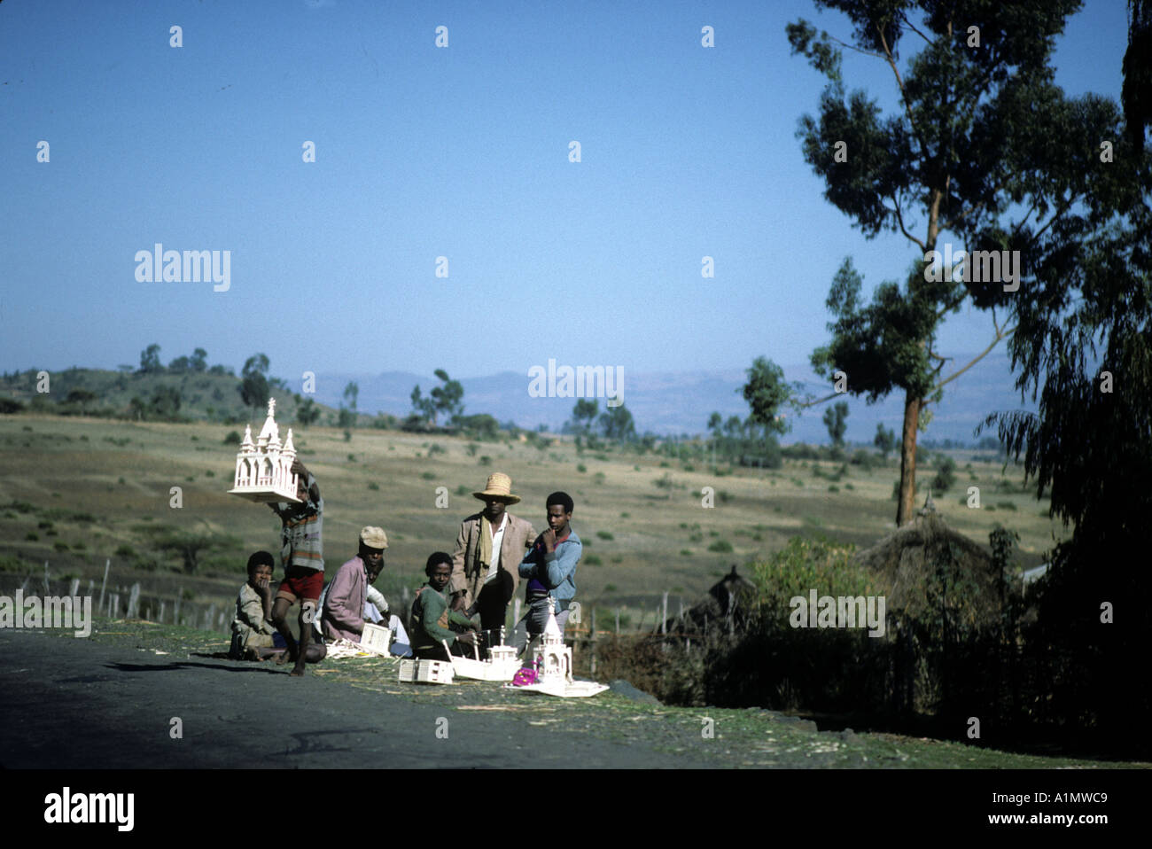 junge Männer von der Straße bieten Modell Kirchen etc. an vorbeifahrende Autofahrer in Äthiopien-Afrika Stockfoto