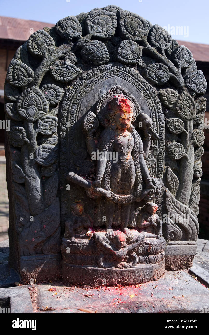 Statue des Hindu-Gottes in einem kleinen Dorf im Kathmandu-Tal in Nepal Stockfoto