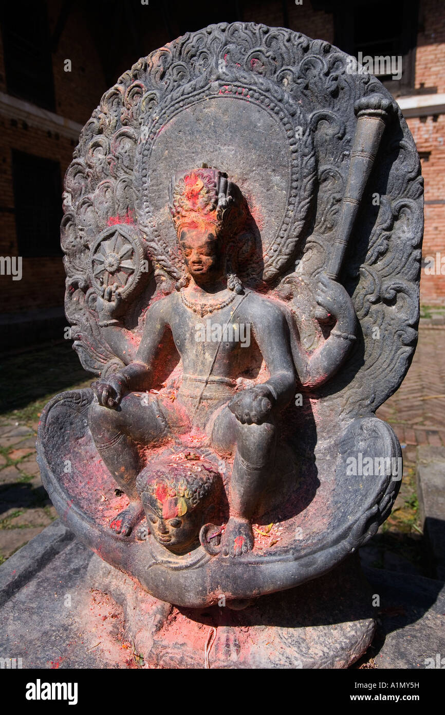 Statue des Hindu-Gottes in einem kleinen Dorf im Kathmandu-Tal in Nepal Stockfoto