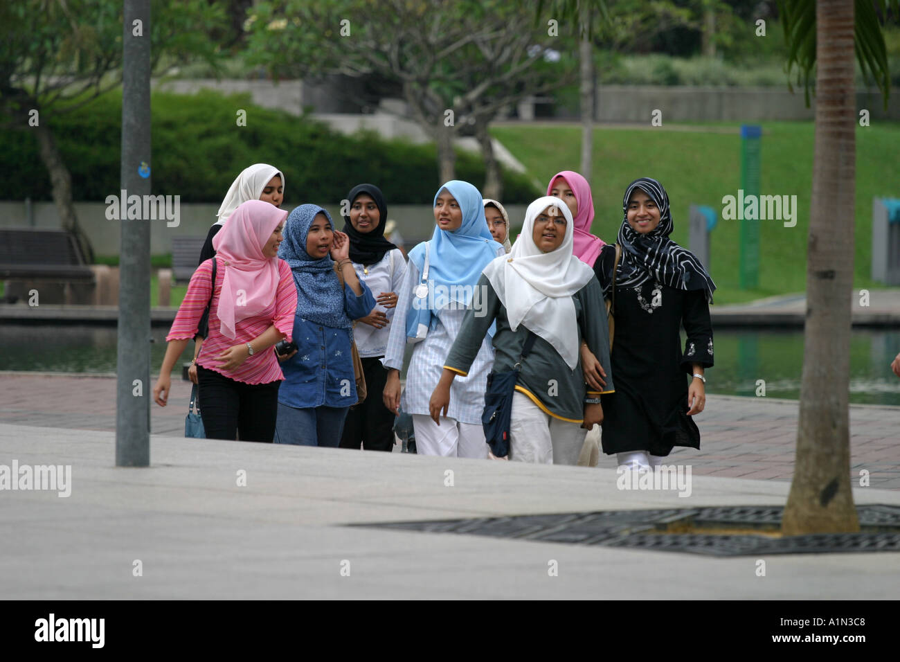 Gruppe von muslimischen Malai Frauen spazieren tragen bunte Hijab Kopftuch Petronas Towers Mall in der Stadt Kuala Lumpur Malaysia Asien Stockfoto