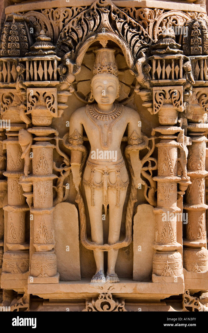 Aufwendige Schnitzereien in der Mahavira-Hindu-Tempel in der Stadt von Osian in der Nähe von Jodhpur in westlichen Rajasthan Indien Stockfoto