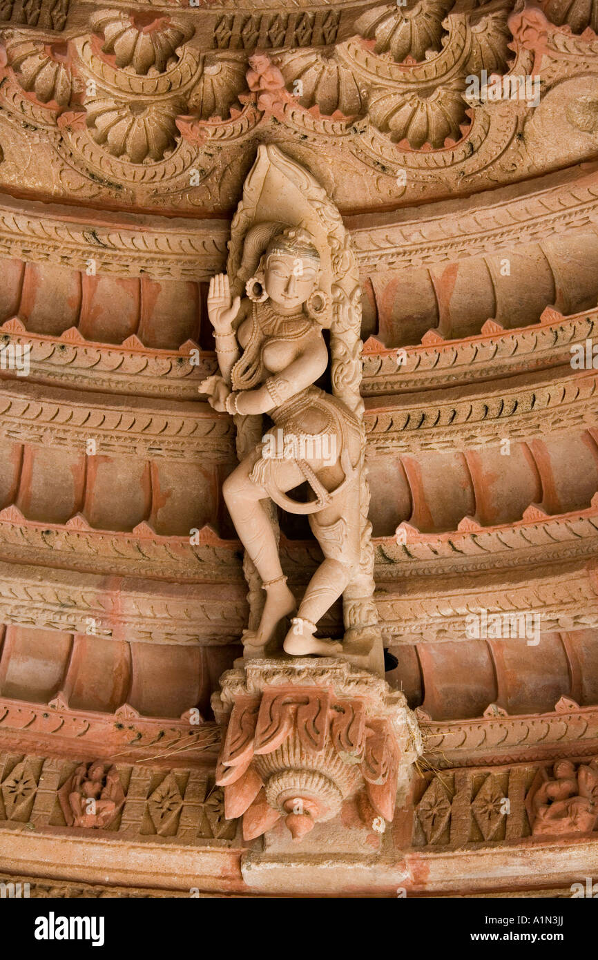 Aufwendige Schnitzereien in der Mahavira-Hindu-Tempel in der Stadt von Osian in der Nähe von Jodhpur in westlichen Rajasthan Indien Stockfoto