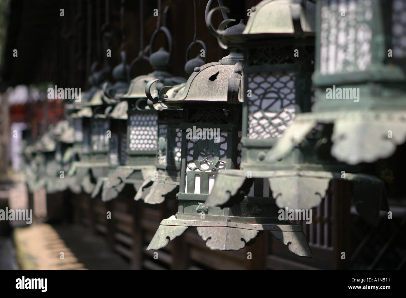 Japanische Metall-Laternen hängen in den Schatten im Kasuga-Taisha Schrein Nara Kansai Japan Asien Stockfoto