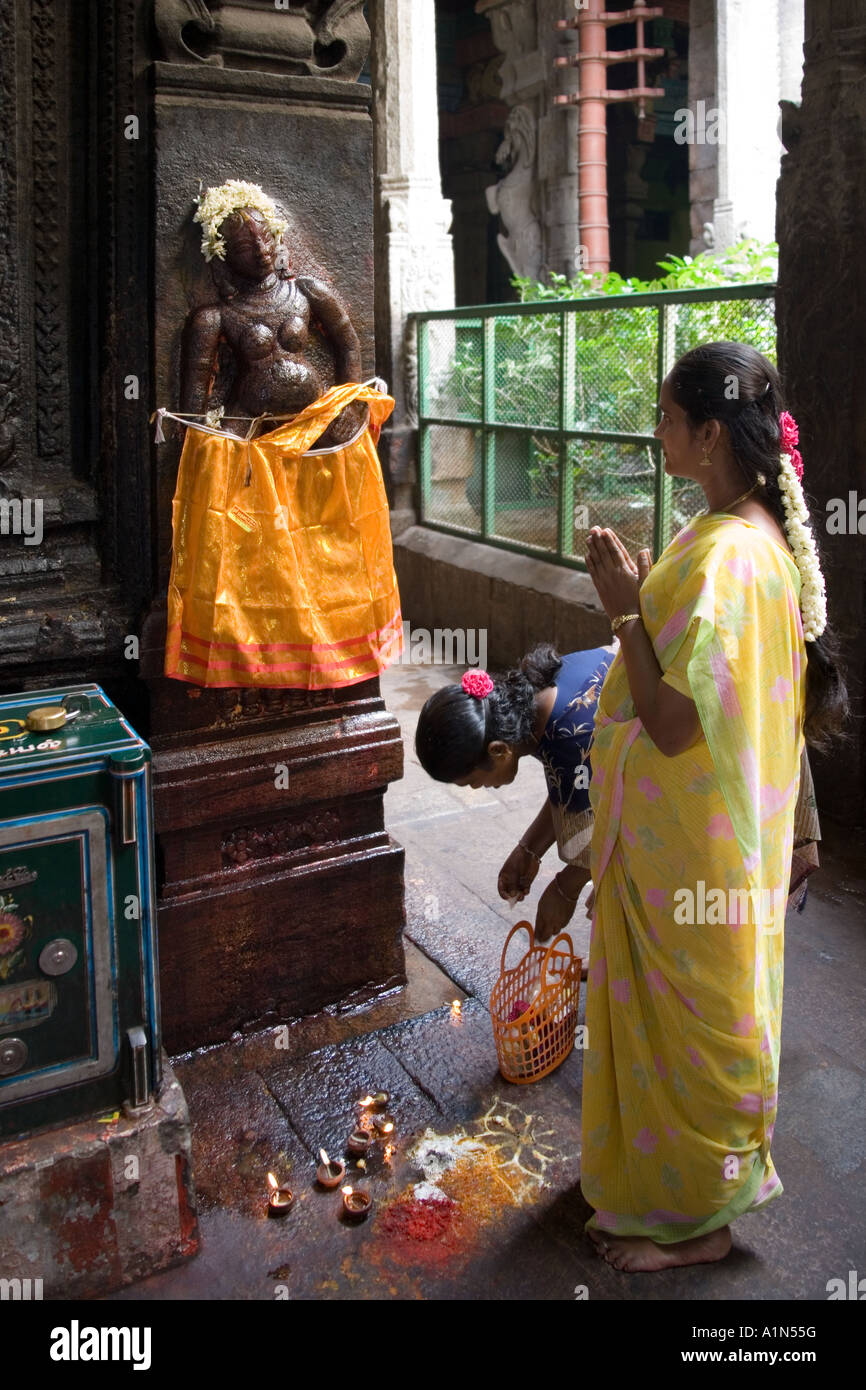 Schwangere Inderinnen beten für eine sichere Geburt zu einer Hindu-Gottheit im Minakshi-Sundareshvera-Tempel in Madurai. Tamil Nadu. Indien Stockfoto