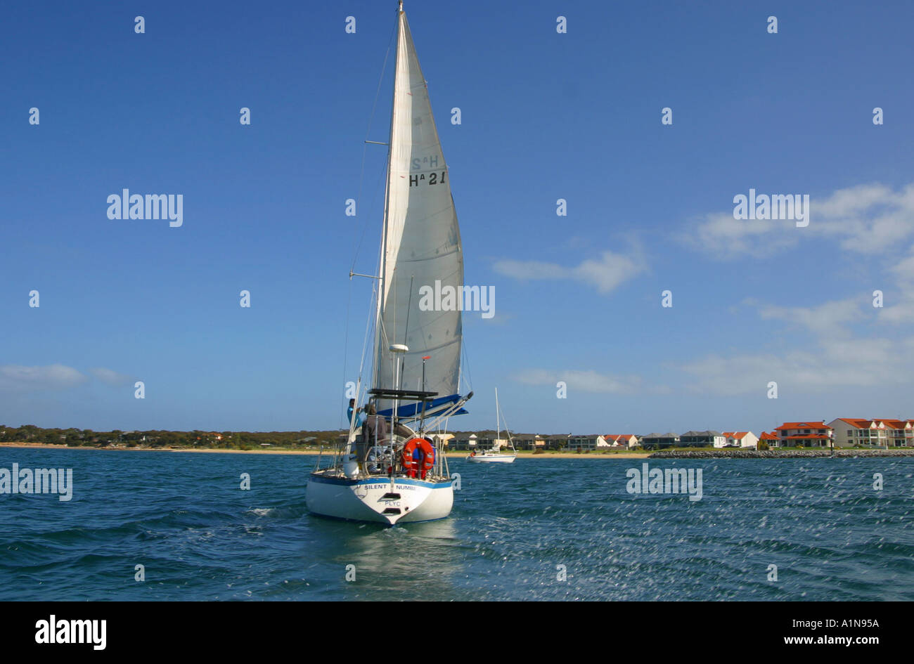 Segelboot auf ruhigem Wasser Stockfoto