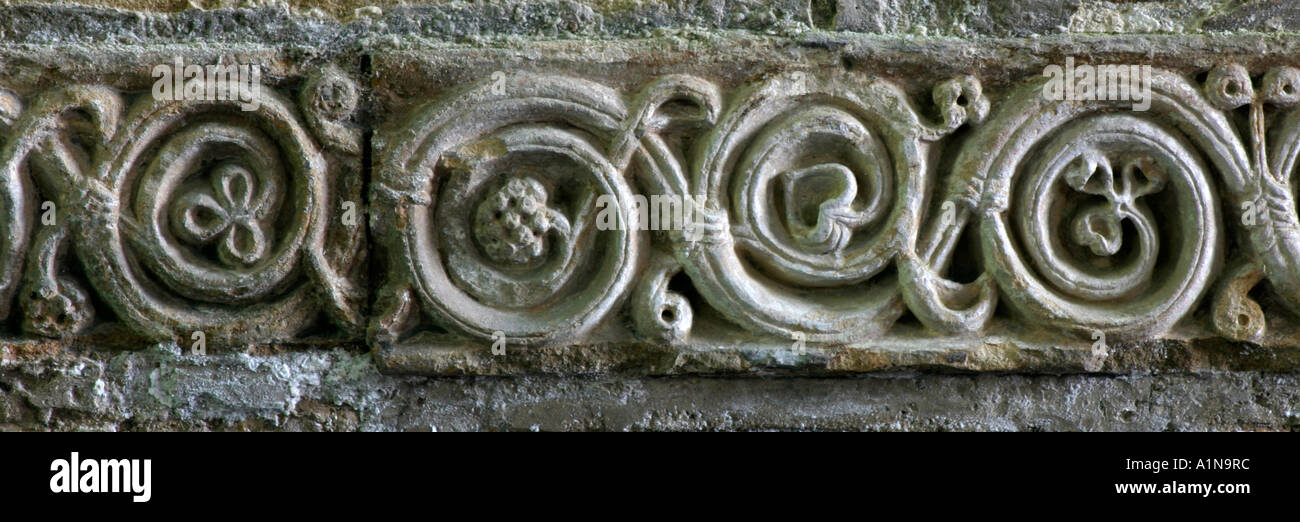 Anglo-Saxon-Rebe Scroll geschnitzten Stein Fries in Breedon auf die Bergkirche in Leicestershire, England UK Stockfoto