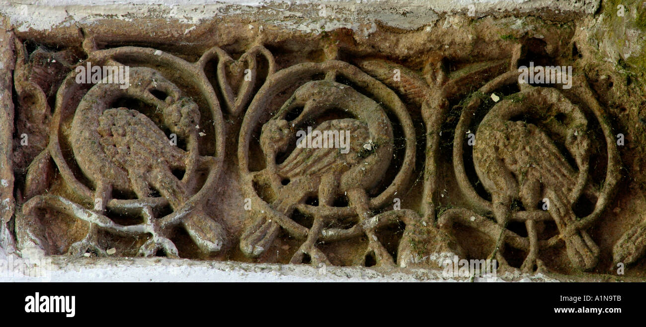 Anglo-Saxon Schnitzen der Vögel in Vinescroll bei Breedon auf die Bergkirche in Leicestershire, England UK Stockfoto