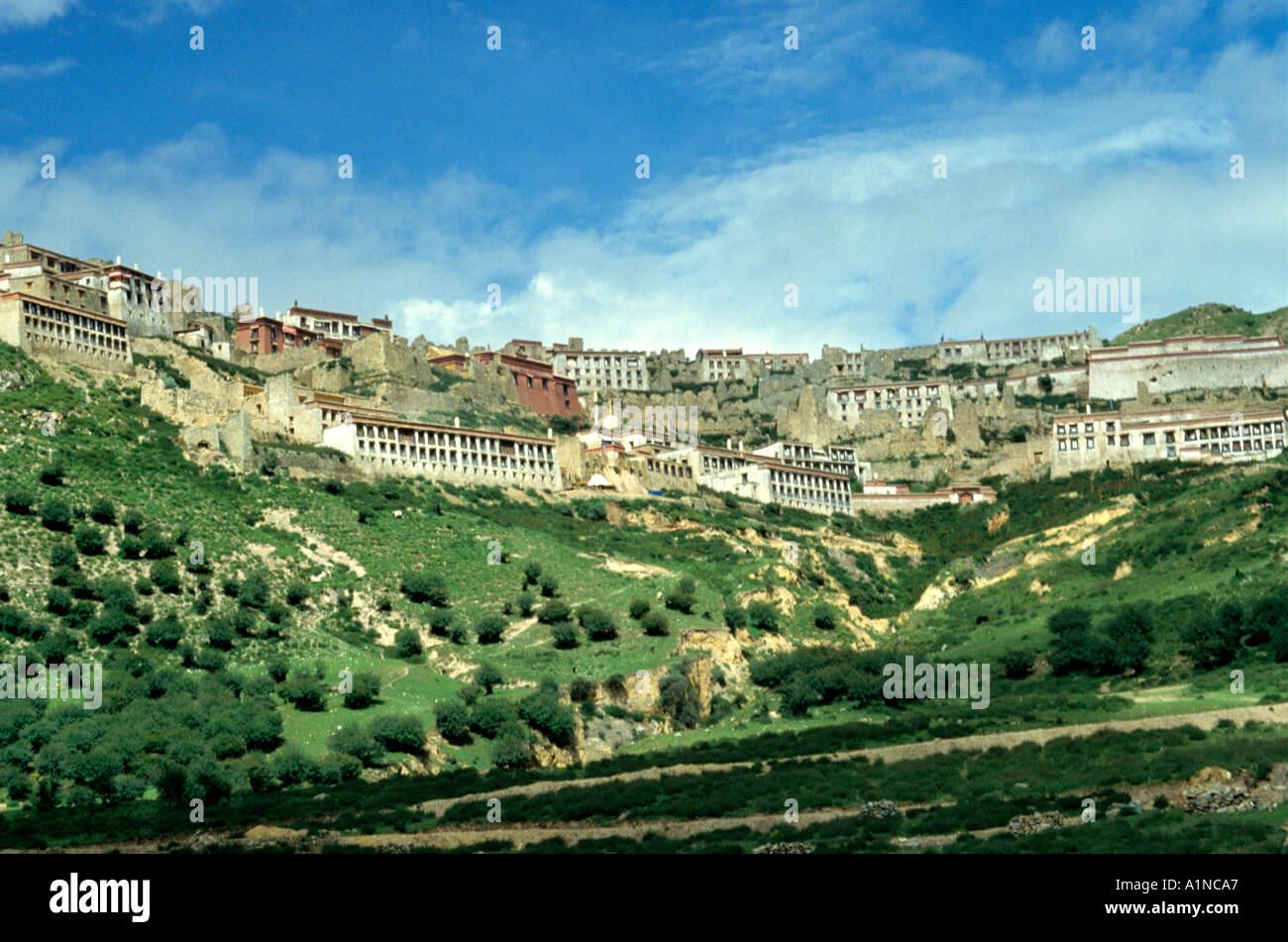 Ganden buddhistisches Kloster in Tibet wurde schwer beschädigt, während der chinesischen Kulturrevolution aber teilweise wieder aufgebaut seit Stockfoto