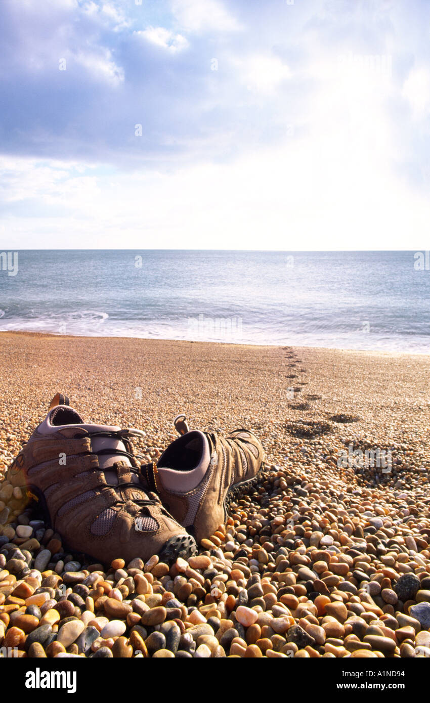 Fuß Stufen hinunter ins Meer auf Chesil Beach in Dorset county England UK Stockfoto
