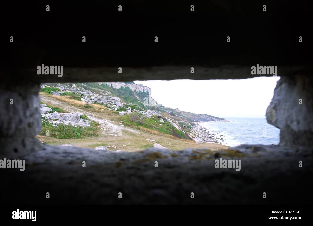 Mit Blick auf Fenster von A Portland Pillbox Nord Fenster In Dorset county England UK Stockfoto