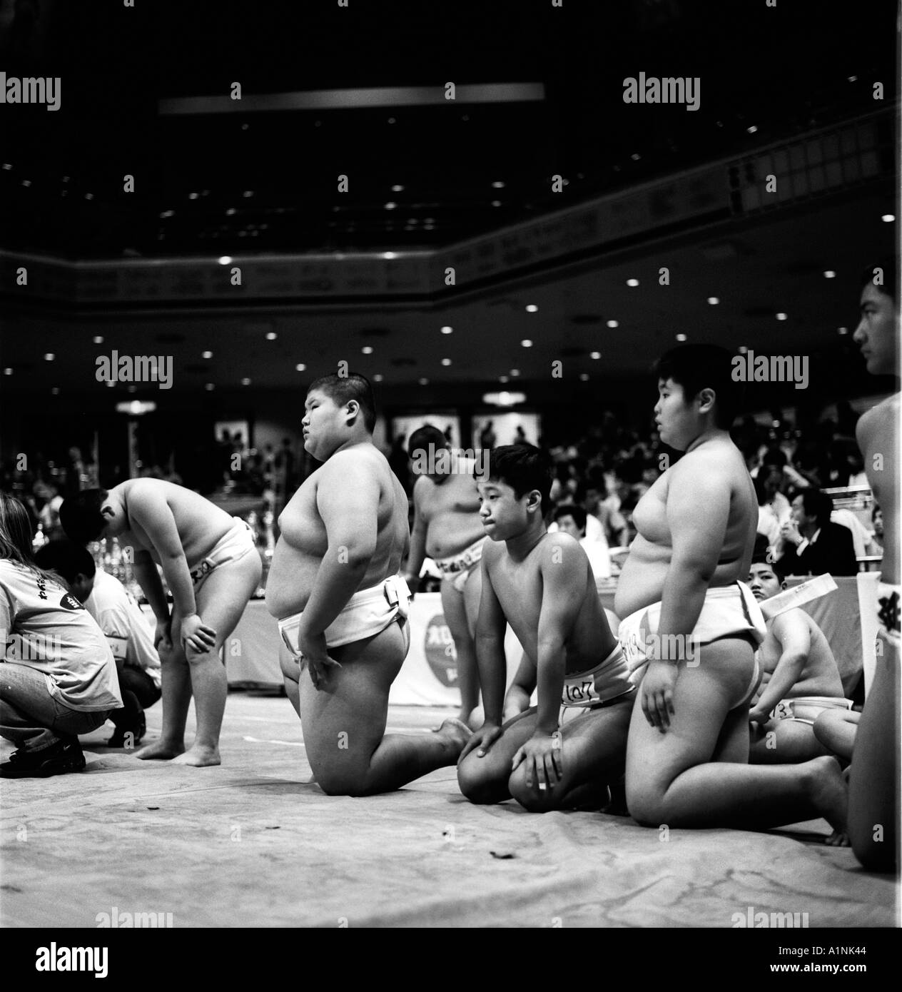 Young Rikishi warten in den Ring während der Wanpaku Sumo-Turnier zu konkurrieren Stockfoto