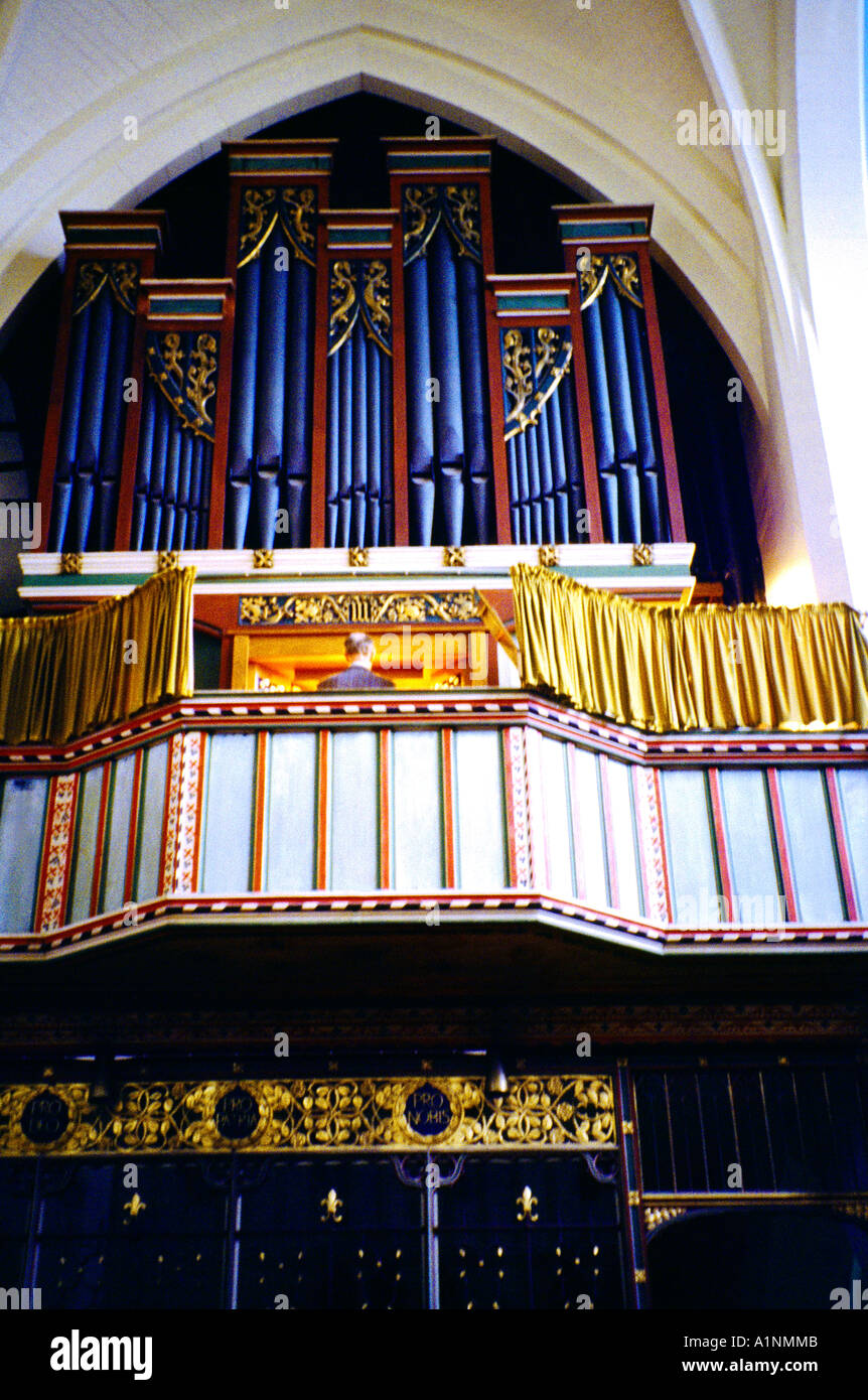 Kirche St. Barnabus Epsom - Kirchenorgel und Organist Stockfoto