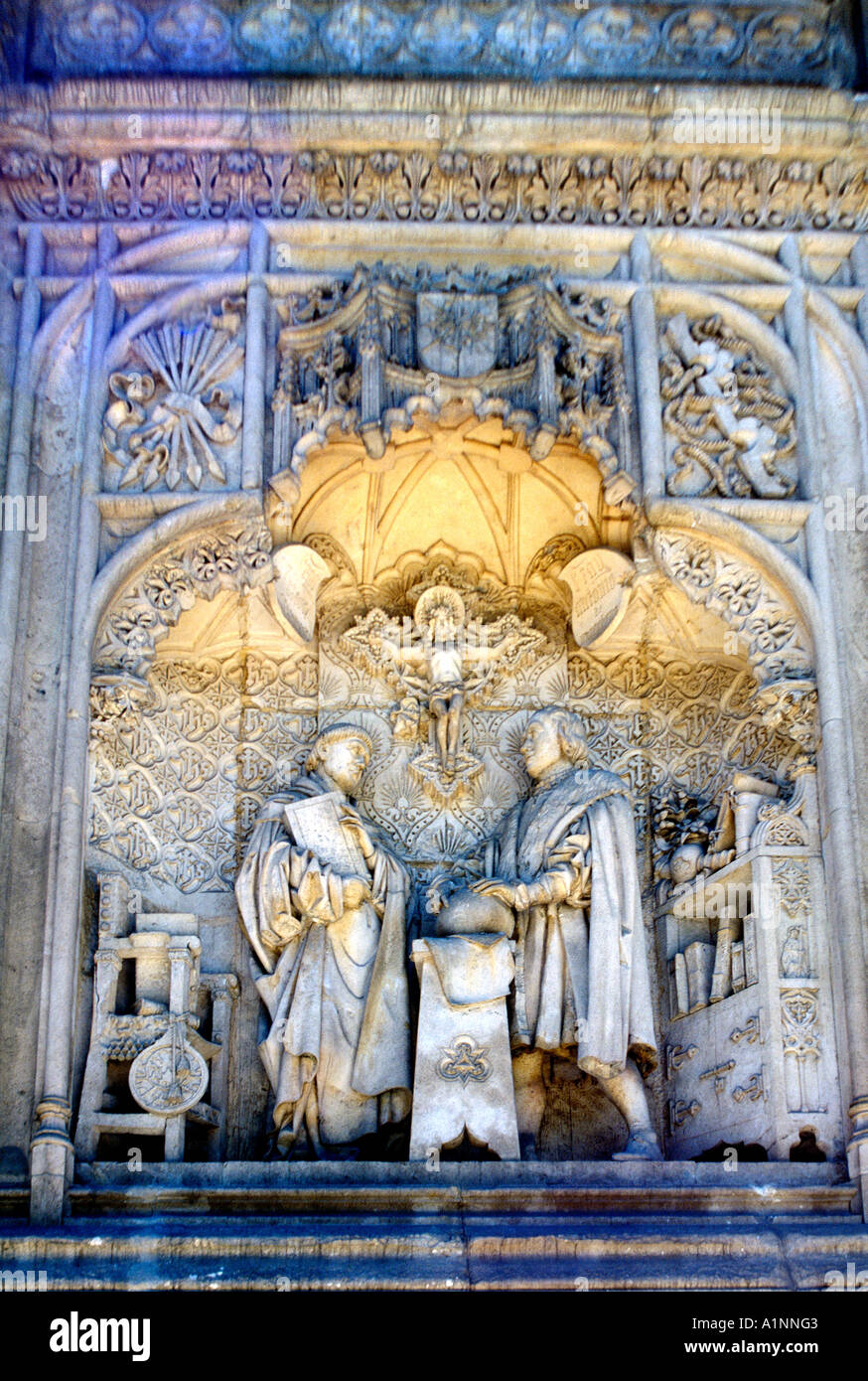 Madrid Spanien Plaza de Colon - Kolumbus-Denkmal - Relief auf Basis zeigt Konferenz an dem Columbus offenbart seine Pläne Stockfoto