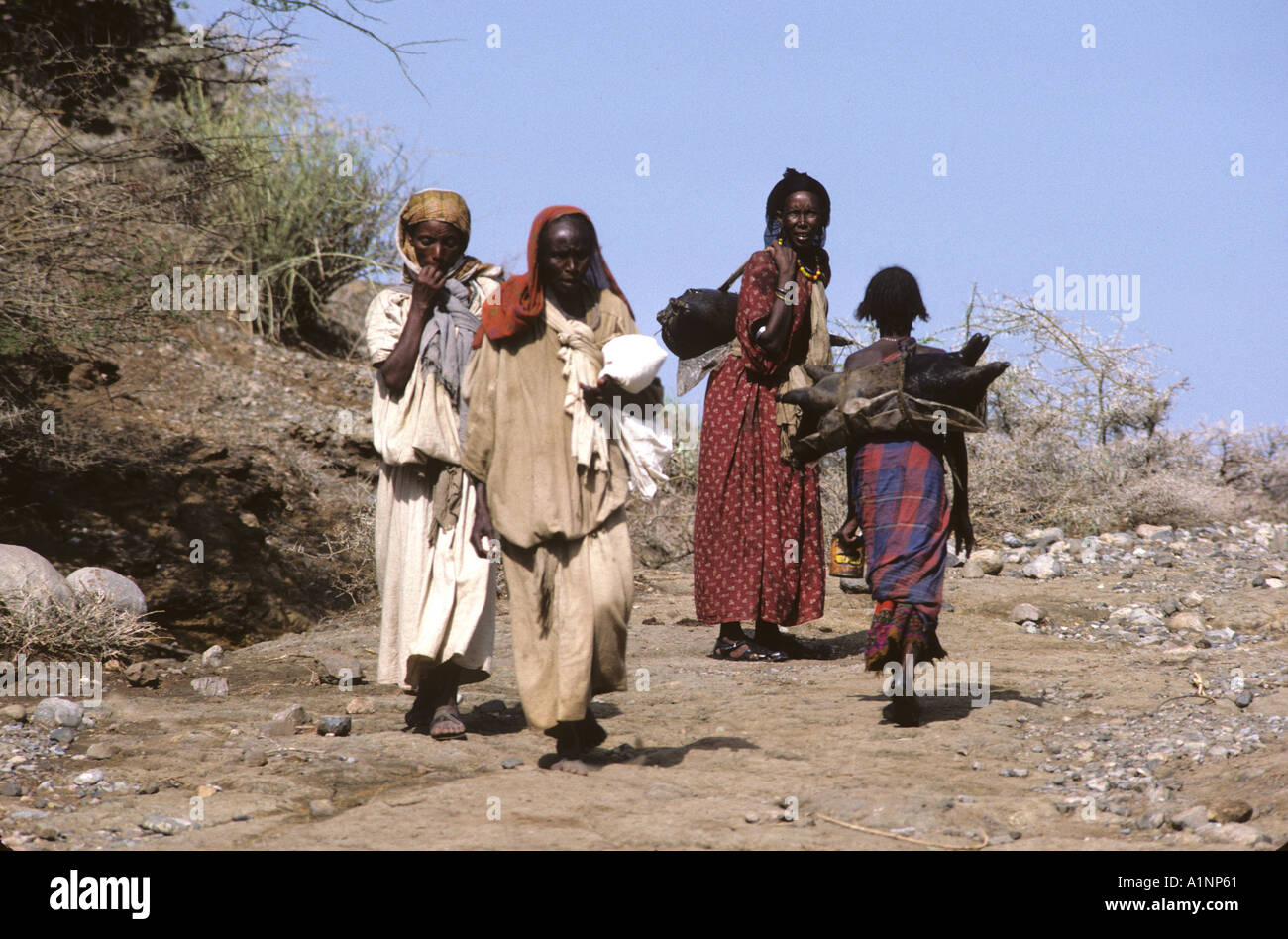 Frauen zurück aus lokalen Markt äthiopische Stockfoto