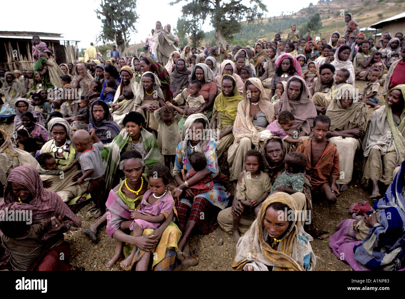 Umgesiedelten äthiopischen Frauen warten geduldig auf ein Lebensmittel-Logistikzentrum in Äthiopien Stockfoto