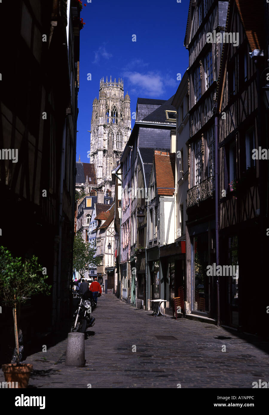 Ansicht der Rue Damiette mittelalterlichen Straße Rahmung Turm von St. Ouen Kirche Rouen, Seine-Maritime Normandie Frankreich Stockfoto