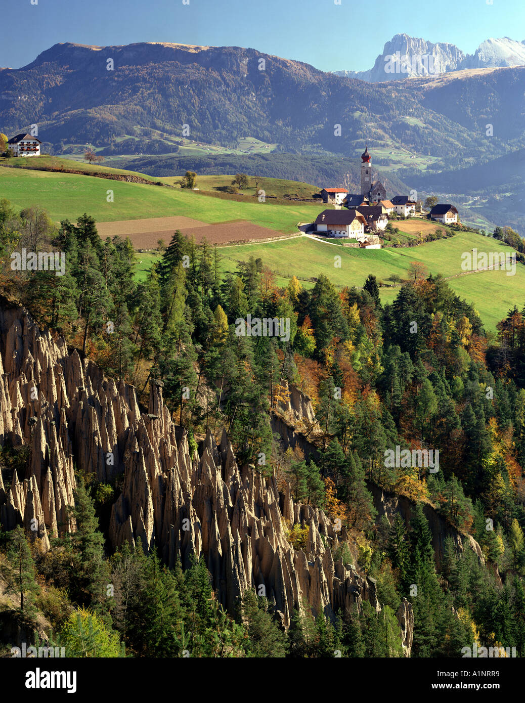 Es - Dolomiten: mittelberg oder Monte di Mezzo und Es erdpyramiden Stockfoto