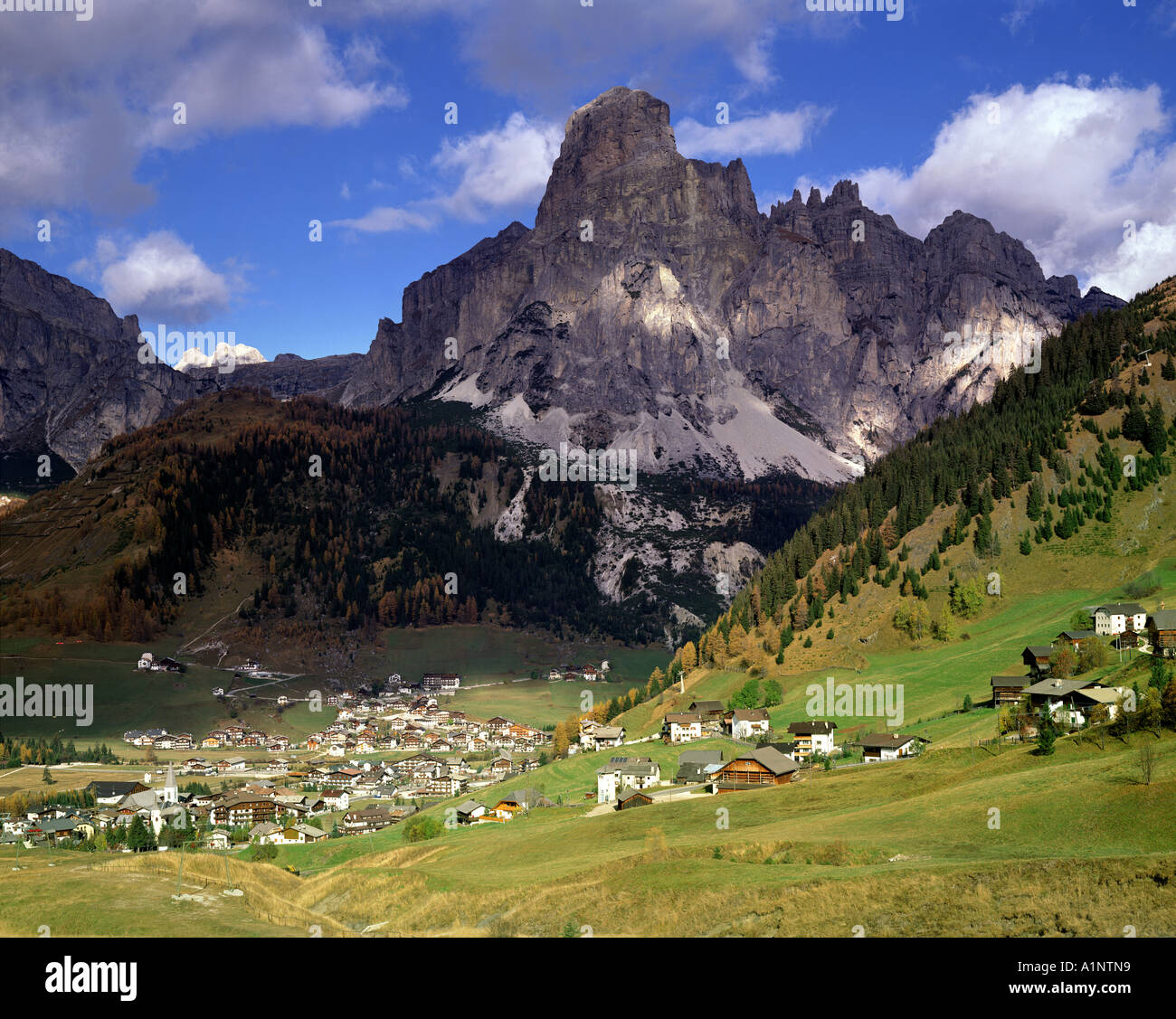 -Dolomiten: Corvara und Sassongher Berg Stockfoto