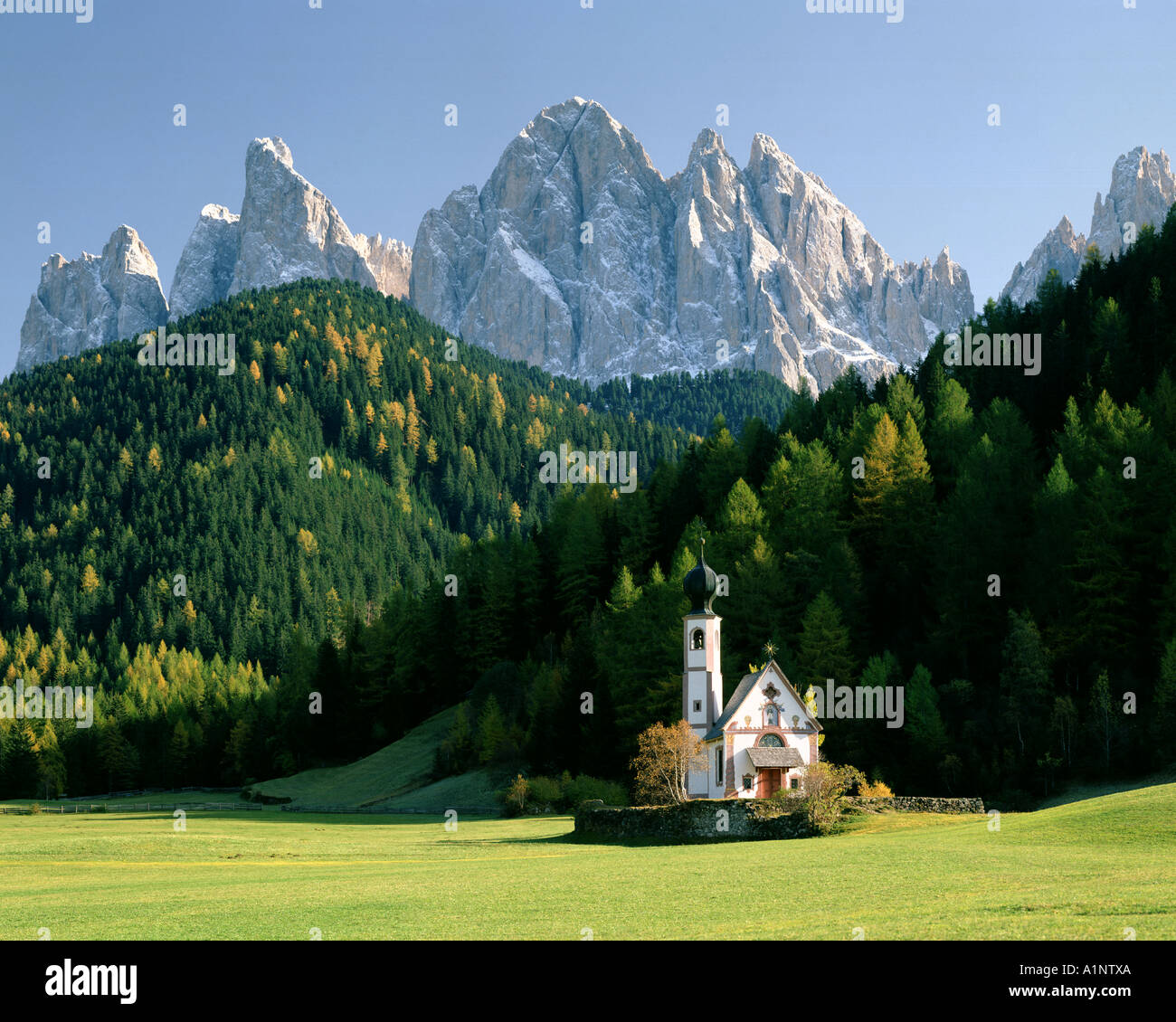 ES - TRENTINO St. Johann in Ranui im Villnöss Tal oder Val di Funes Stockfoto