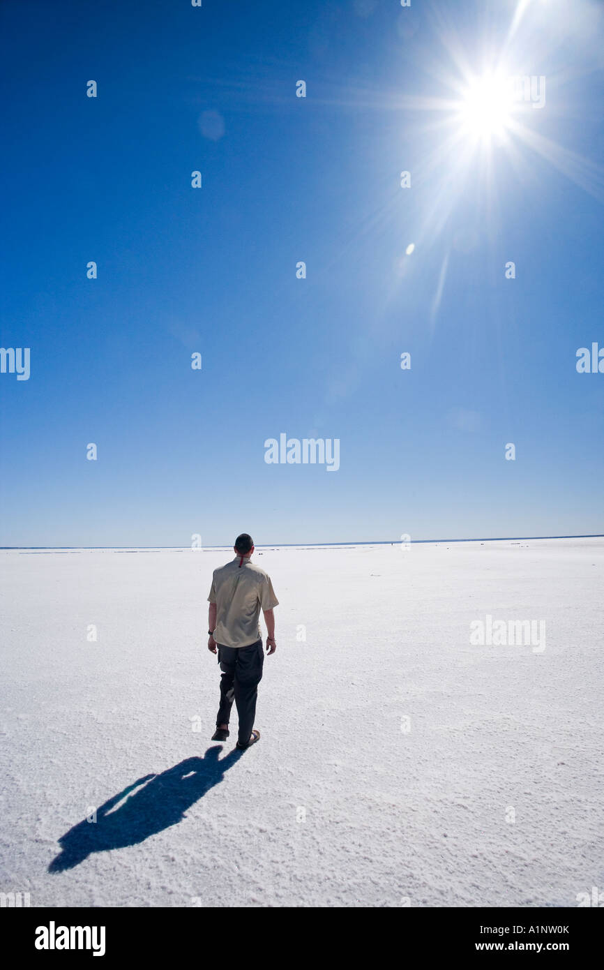 Fußgänger auf See Hart Stuart Highway in der Nähe von Woomera Outback Australien Südaustralien Stockfoto