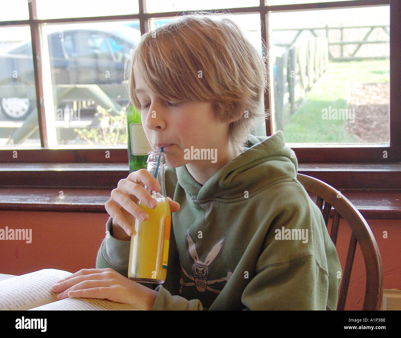 11 Jahre alter Junge im Pub UK Rmoreton Stockfoto