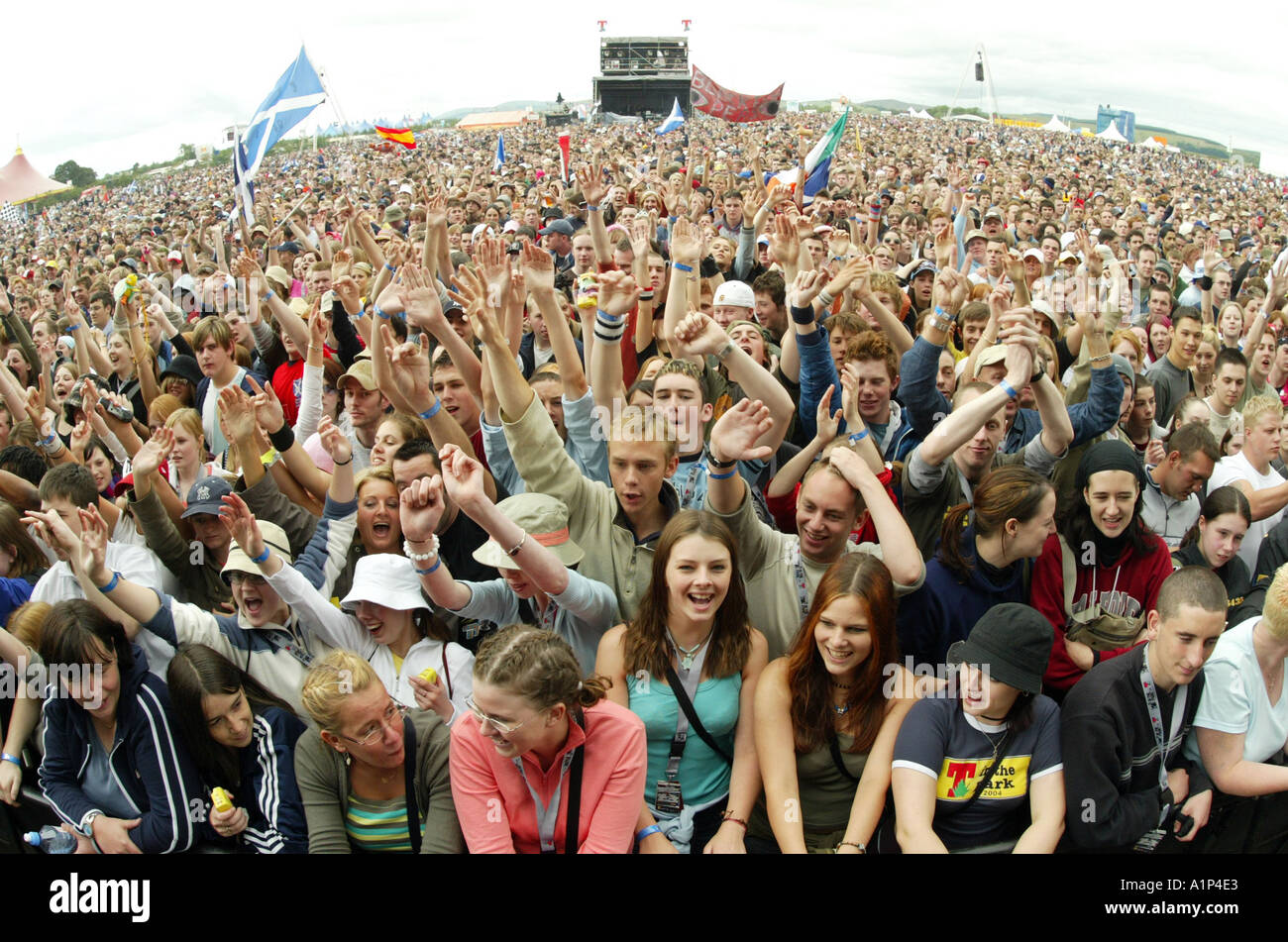 Tausende Fans vor der Hauptbühne am T in the Park Musikfestival, Schottland. Stockfoto