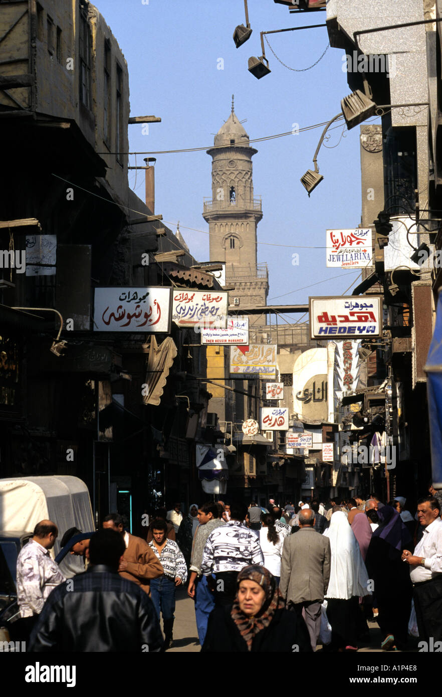 Minarett einer Moschee in Alt-Kairo gesehen durch El Muizz Street-Kairo-Ägypten Stockfoto