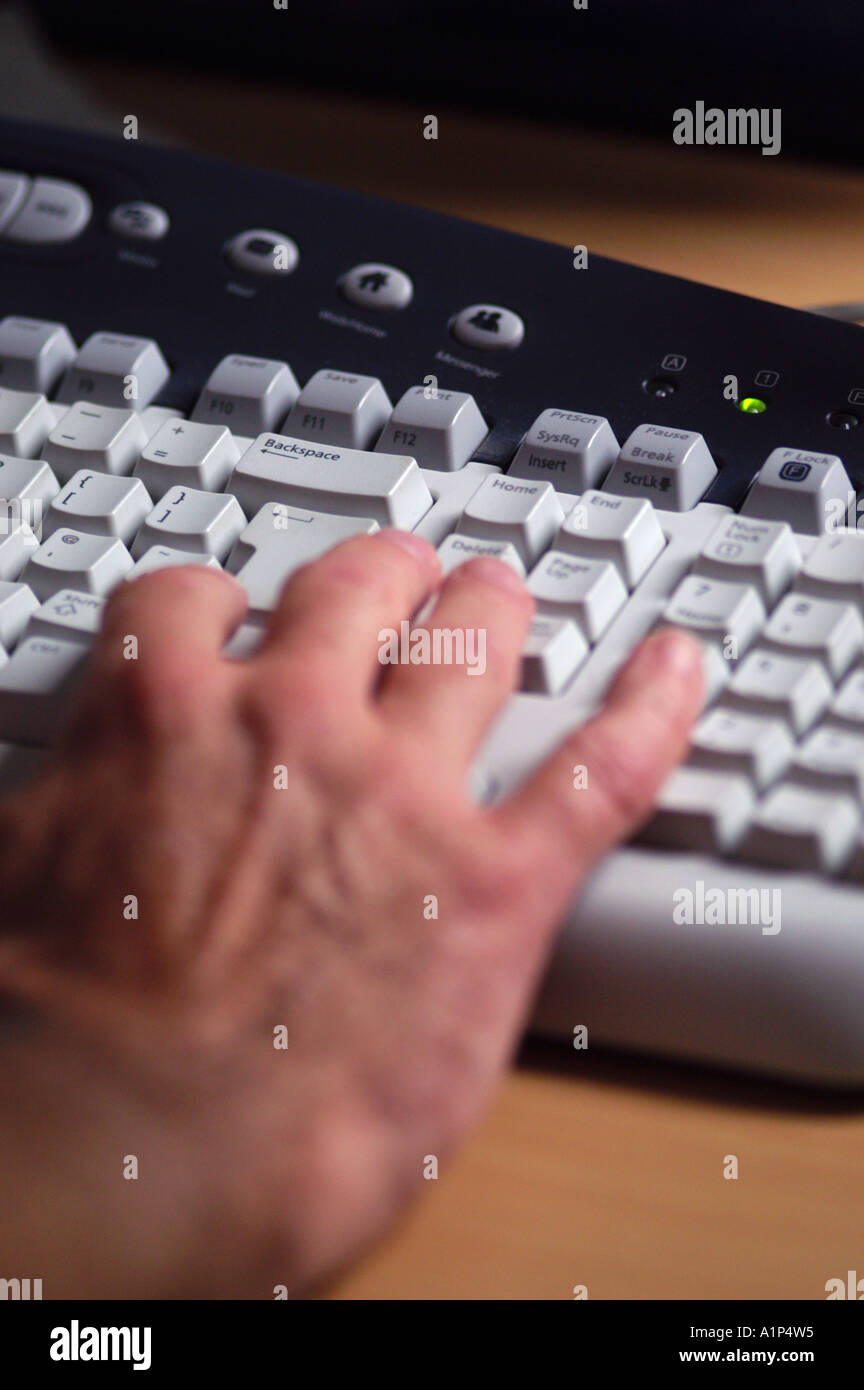 Computer-Tastatur mit der Hand Bedienung Stockfoto