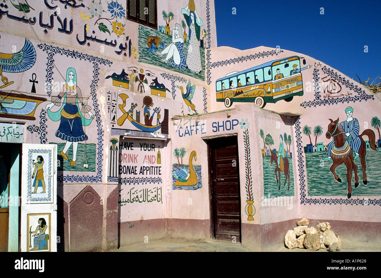 Lokalen gemaltes Haus Luxor Ägypten Stockfoto