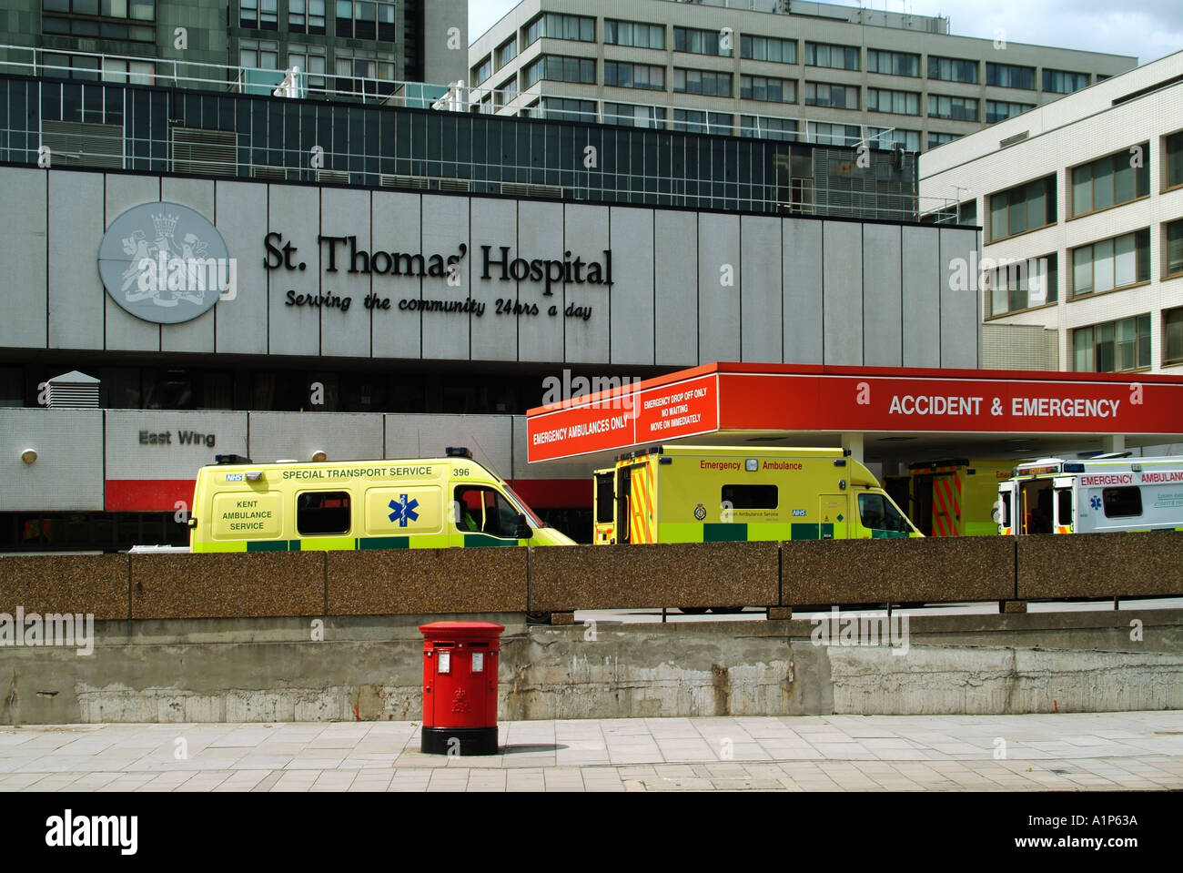 London Lambeth St. Thomas Hospital Unfall- und Notaufnahmen Einheit und Krankenwagen Lieferung Parkplatz Stockfoto