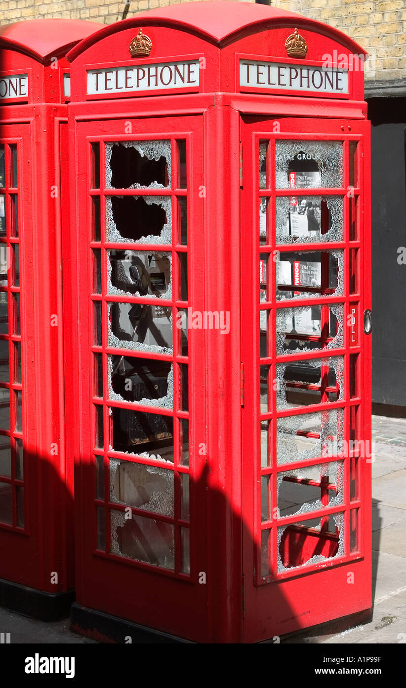 Geschändeter rote Telefon Box London Stockfoto