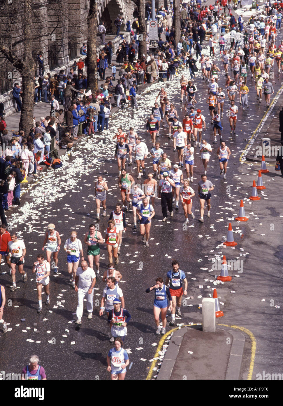 London-Marathon gesponsert von Mars auf Läufer passieren Erfrischung Station an der Uferstraße Stockfoto