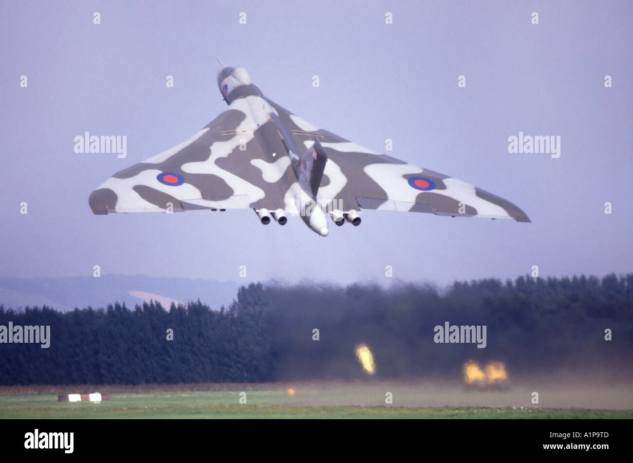 Ein erhaltener vulkanischer Bomber, der vom Flugfeld Kent England, Großbritannien, abhebt Stockfoto