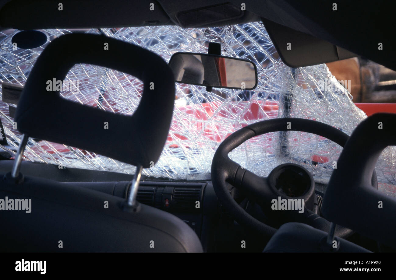 Auto Rücksitz Passagiere Innenansicht von Lenkrad und zerschlagen Glas Windschutzscheibe nach einem Verkehrsunfall Stockfoto