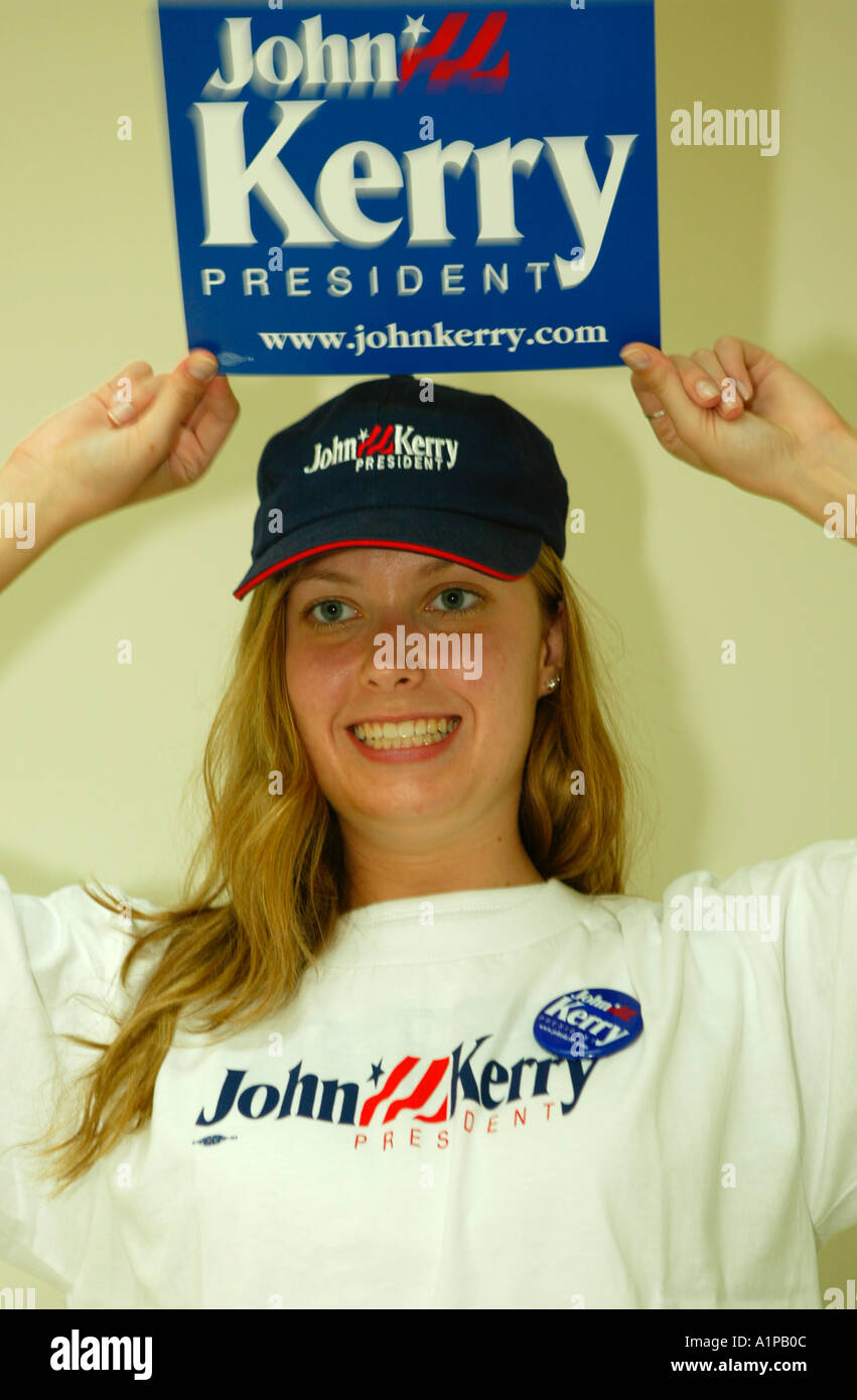 Universität Schüler Wellen Plakat für John Kerry uns demokratischen Präsidentschaftskandidaten im US-Wahlkampf 2004 Stockfoto