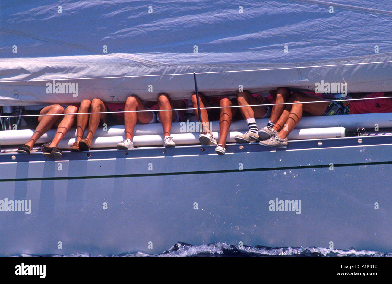 Crew-Mitglieder-Beine auf Rennyacht Porto Cervo Sardinien Italien Stockfoto