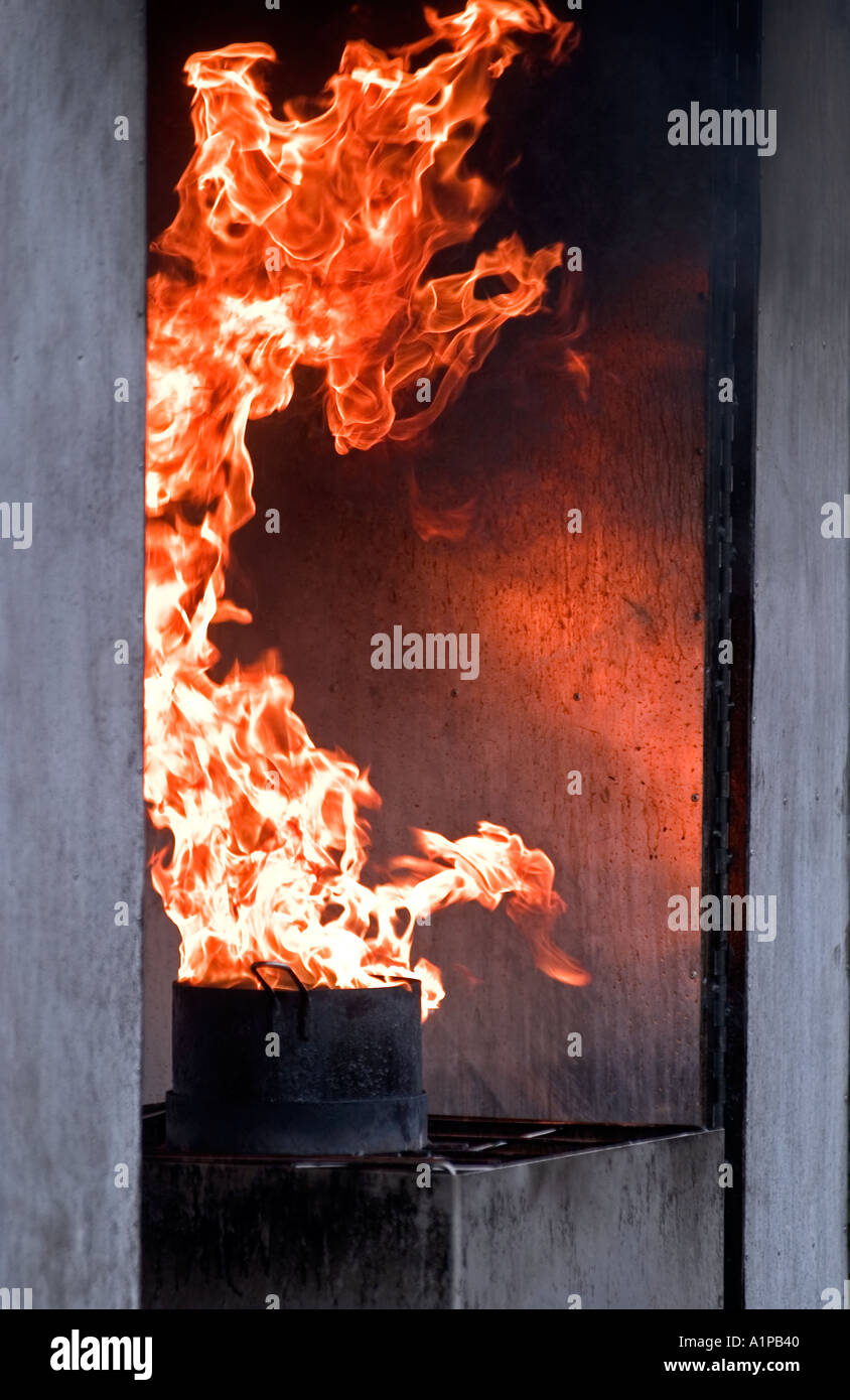 Öffentliche Demonstration der Gefahren der Chip pan Brände von der Feuerwehr in Großbritannien UK Stockfoto