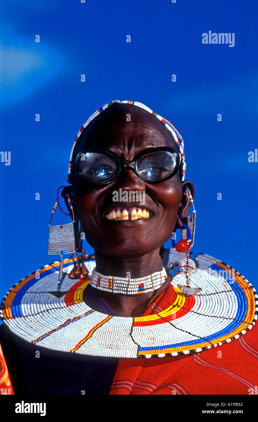 Masai Frau mit Brille Tansania Serengeti-Ebene Stockfoto