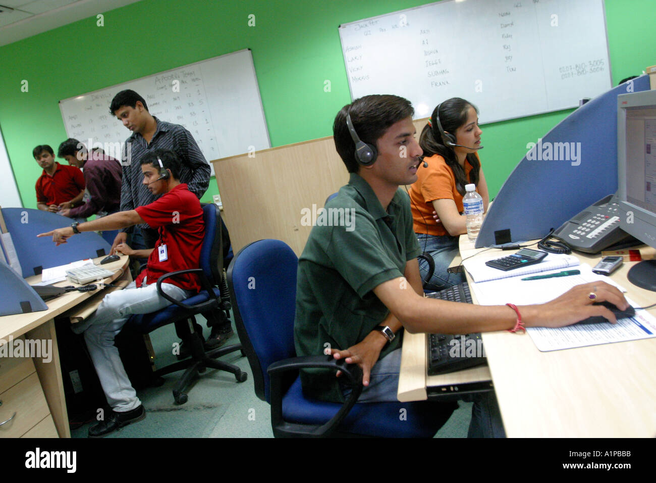 Indianer arbeiten in einem Callcenter, wo Geschäft von westlichen Firmen in Neu-Delhi in Indien ausgelagert ist. Stockfoto