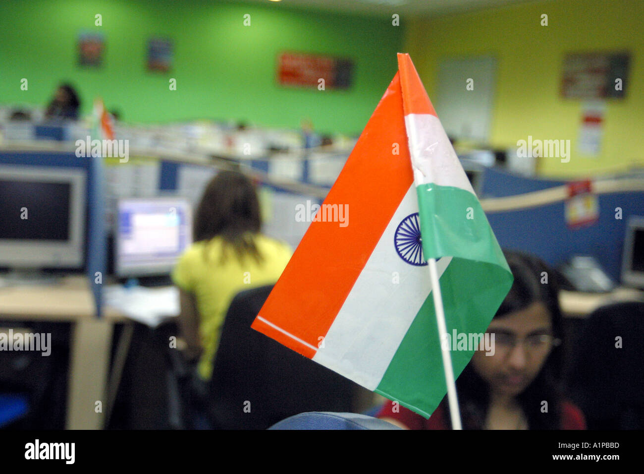 Indianer arbeiten in einem Callcenter, wo Geschäft von westlichen Firmen in Neu-Delhi in Indien ausgelagert ist. Stockfoto